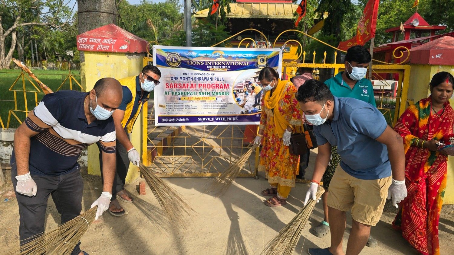 लायन्स क्लबद्वारा वीरगञ्जको पशुपतिनाथ मन्दिर परिसरमा सरसफाइ