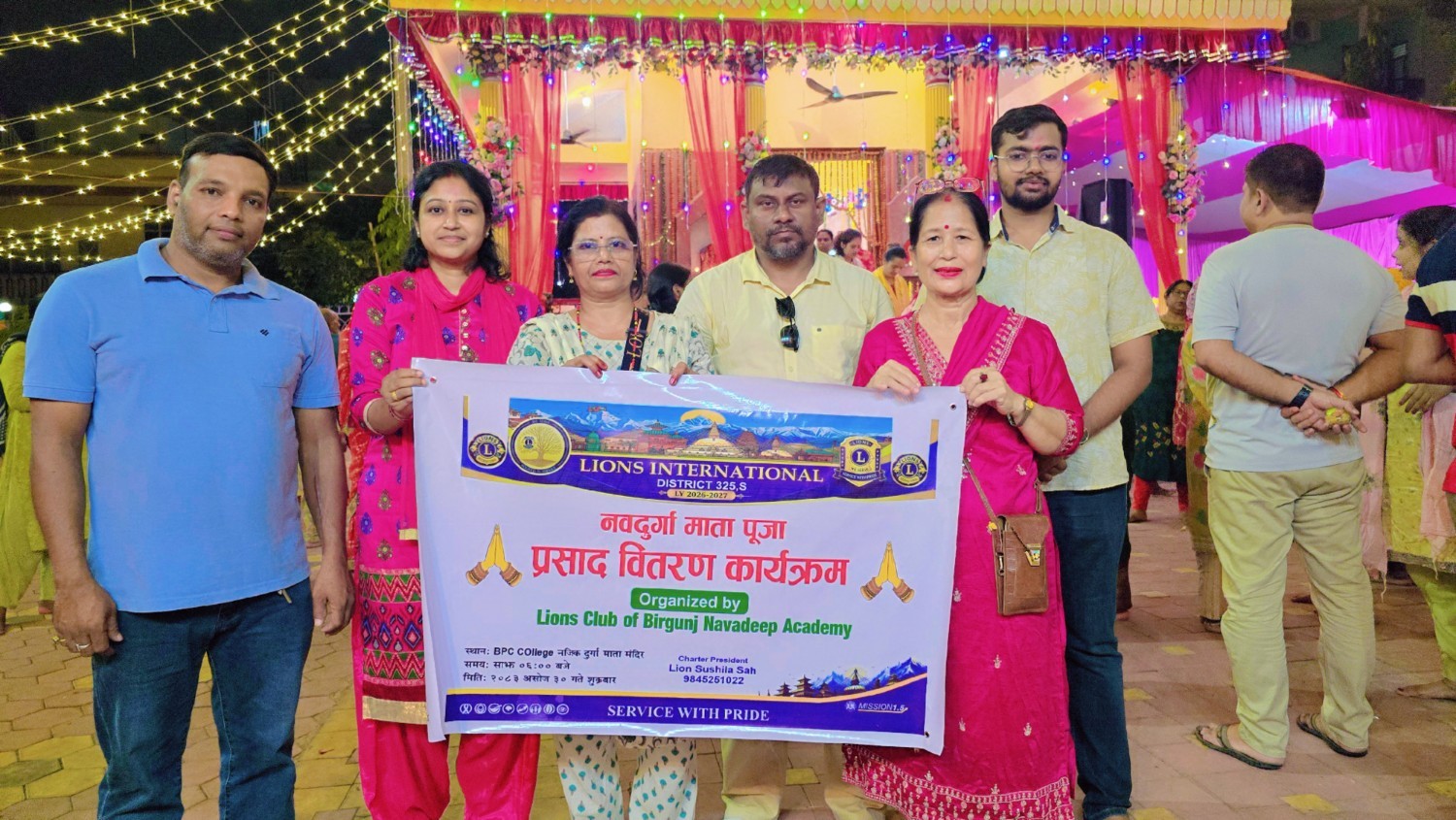 नवरात्रिको अवसरमा लायन्स क्लब अफ वीरगञ्ज नवदीप एकेडेमीद्वारा प्रसाद वितरण