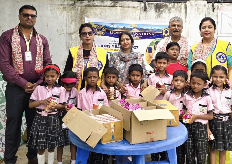सेस्मी स्कुलका विद्यार्थीलाई खाजा वितरण गर्दै लायन्स वर्ष २०२६–२७ को शुभारम्भ