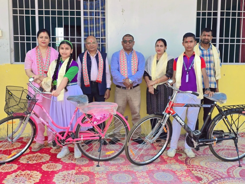 सेस्मी इन्टरनेशनल स्कुलद्वारा जेहेन्दार विद्यार्थीहरुलाई साइकल वितरण