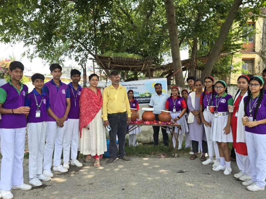 सेस्मी इन्टरनेशनल स्कुलका विद्यार्थीद्वारा पैदलयात्रीलाई सर्बत वितरण