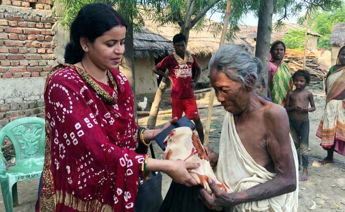 प्रदेश सांसद डा. यादवद्वारा जिराभवानी गाउँपालिकाको दलित बस्तीमा राहत वितरण