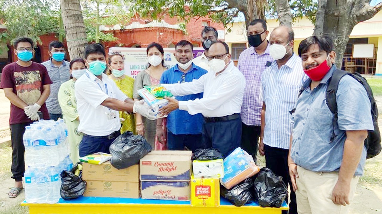 लायन्स तथा लियो क्लबद्वारा क्वारेन्टिनमा खाद्यान्न एवं स्वास्थ्य सामग्री हस्तान्तरण