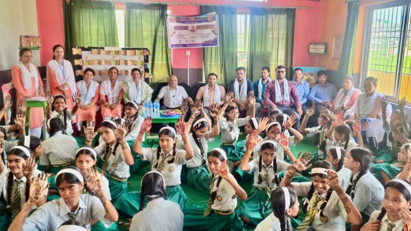 विद्यार्थीहरूको सिर्जनशीलता प्रवर्द्धन गर्न लायन्स क्लबद्वारा मेहन्दी प्रतियोगिता