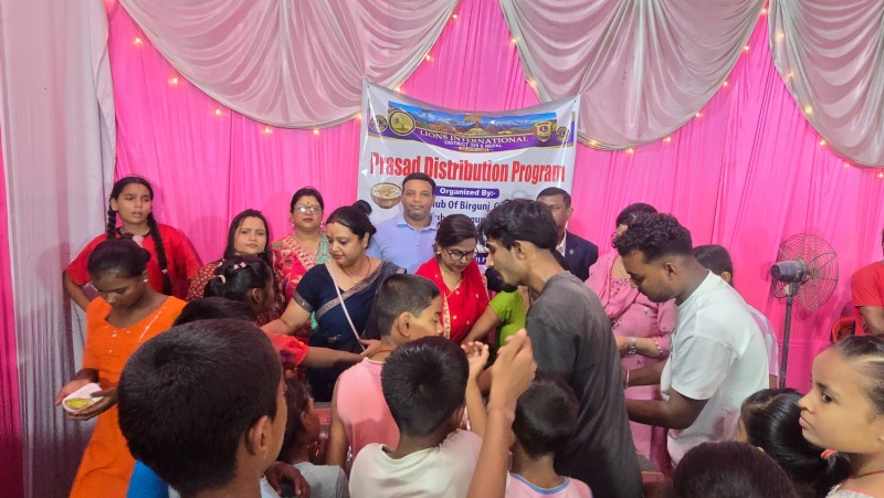 लायन्स क्लब अफ वीरगञ्ज सेन्ट्रल सिटी र पिंक सिटीको संयुक्त आयोजनामा प्रसाद वितरण