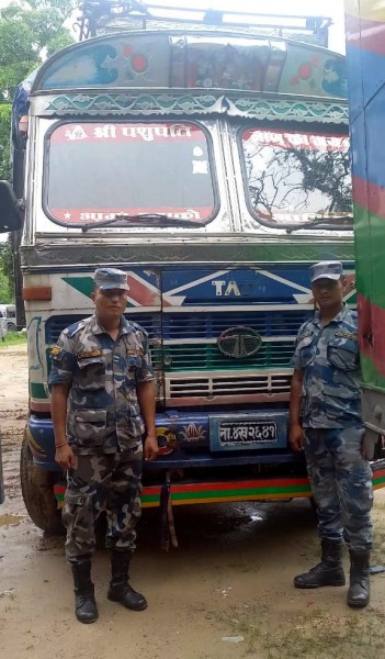 सशस्त्र प्रहरी बल सीमा सुरक्षा गुल्म वीरगंजद्वारा ट्रक नियन्त्रण