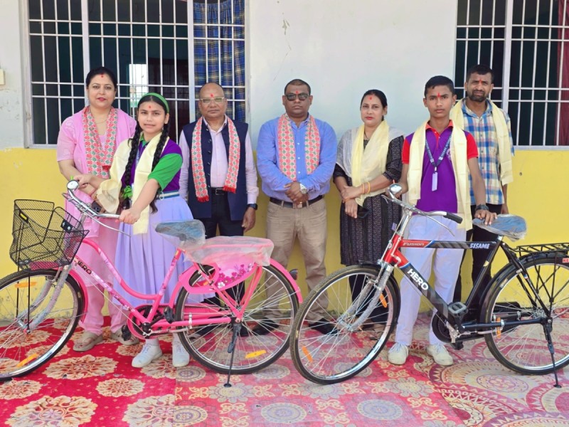 सेस्मी इन्टरनेशनल स्कुलद्वारा जेहेन्दार विद्यार्थीहरुलाई साइकल वितरण